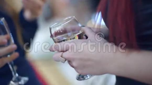 女性手中的香槟视频的预览图