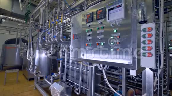 一个乳制品工厂控制面板绿色激活和红色灭活按钮4K视频的预览图