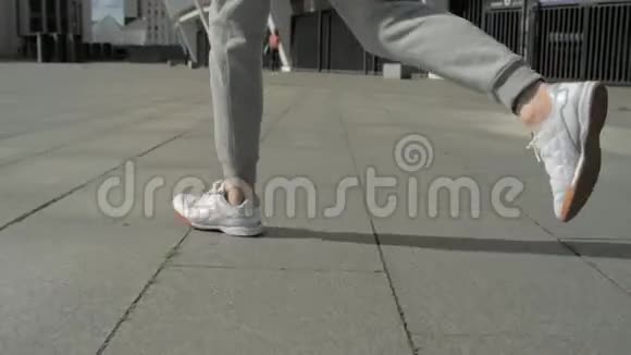 一名男子在城里奔跑的镜头视频的预览图