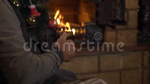圣诞前夜老人在壁炉旁吃饼干和喝茶视频的预览图