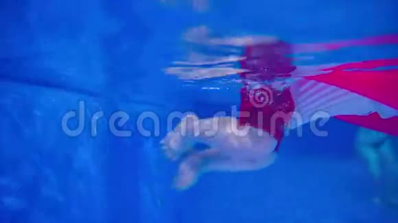 婴儿游泳的脚在行动视频的预览图