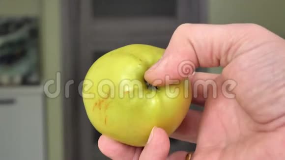 吃苹果的男人第一人称视角视频的预览图