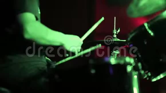 专业滚筒设置特写鼓手带鼓现场音乐音乐会视频的预览图