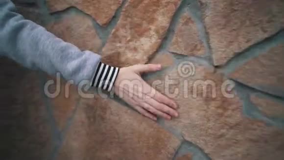 女性的手触摸一堵贴着石膏的墙视频的预览图