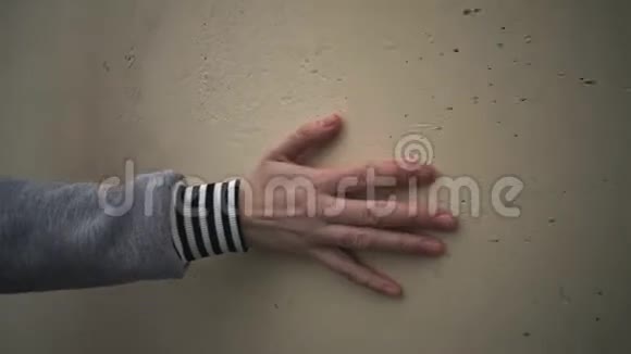女性的手触摸一堵贴着石膏的墙视频的预览图