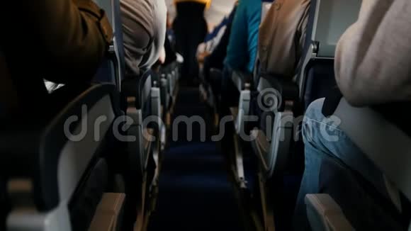 飞机上的乘客准备起飞视频的预览图