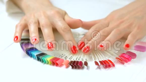 浪漫的红色指甲和指甲样本视频的预览图