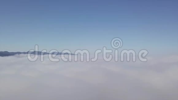 飞越云平静的4k足迹视频的预览图