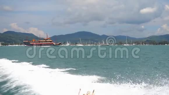 快艇从普吉沙龙湾出发视频的预览图