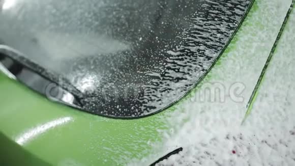 洗车使用水和泡沫清洗车视频的预览图
