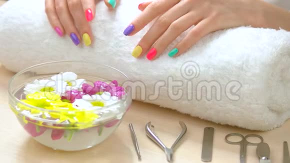 双手用五彩的指甲涂在白色毛巾上视频的预览图