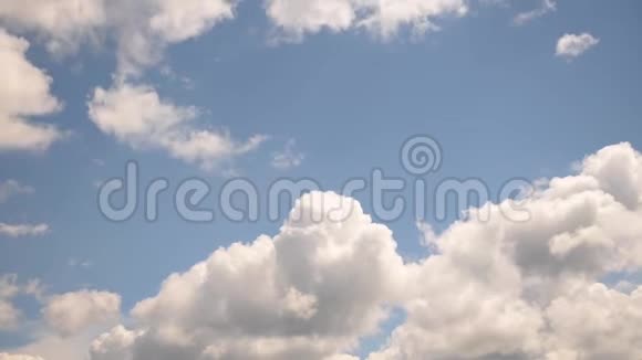 蓝天上有着动人的云彩环境视频的预览图