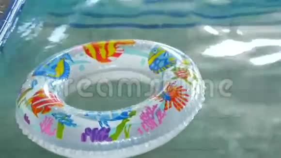 漂浮在游泳池里的圆圈视频的预览图