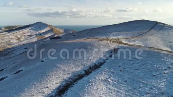 安第斯山脉山顶有雪的山谷空中景色阿根廷安第斯山脉视频的预览图