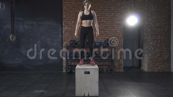 健身女人做盒子跳跃视频的预览图