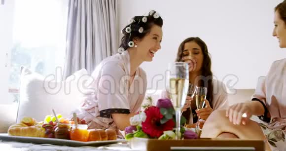 身着睡衣的新娘们品尝一杯香槟4K4k视频的预览图