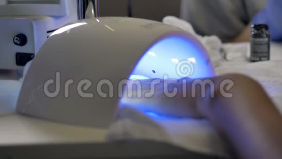 在美容院使用的一个大的圆形紫外线灯视频的预览图