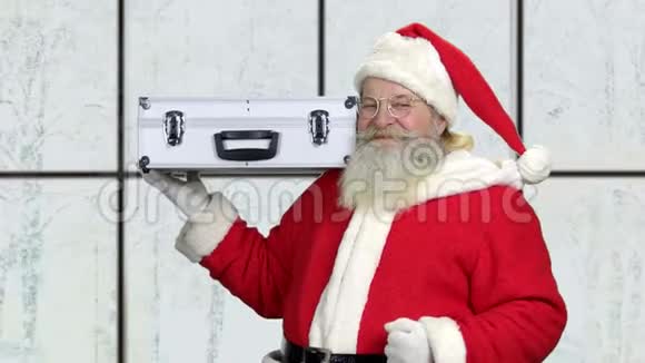 快乐圣诞老人拿着装满钱的箱子视频的预览图