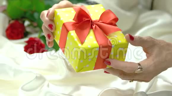 优雅的礼盒装在老年女性手中视频的预览图