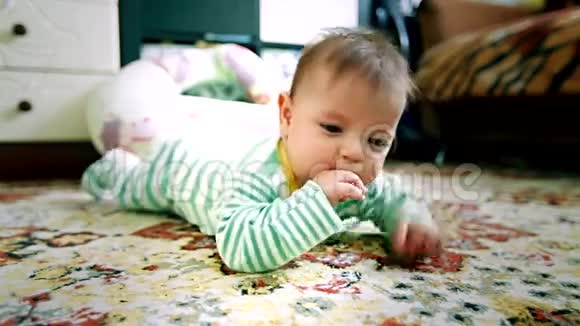 新生婴儿在地板上爬行视频的预览图