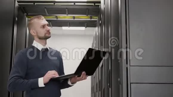 服务器中心支持数据库的系统管理员视频的预览图