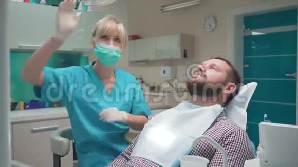 女牙医抽取病人牙齿斯坦迪卡姆视频的预览图