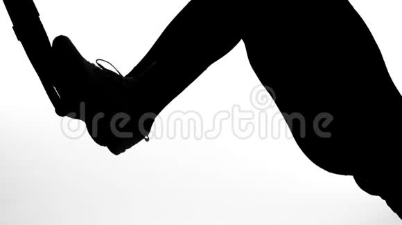 在一个白色的背景上一个阴影一个女性人物的黑色轮廓为媒体做运动健身TRX视频的预览图