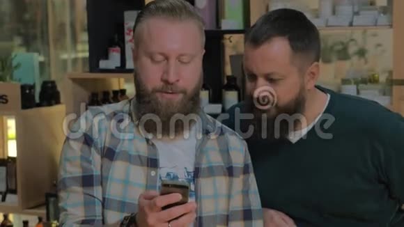 两个长胡子的男人用智能手机视频的预览图
