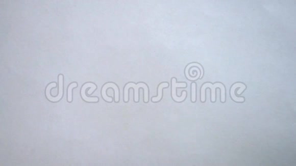 人用画笔和白纸上的黑色颜料作画视频的预览图