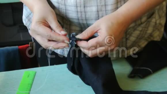家裁缝做初步手工缝合女性的手可以穿牛仔裤视频的预览图