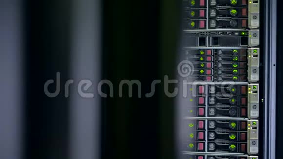 一个装满硬盘的服务器机柜视频的预览图