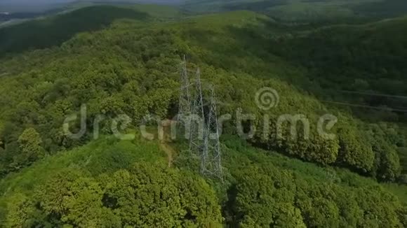 空中观景高压金属柱森林中的高压塔视频的预览图