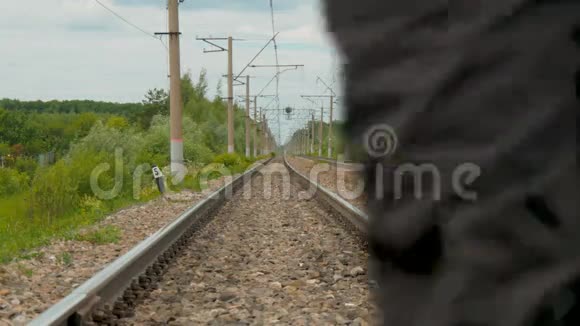 一个穿着运动制服的人在铁轨上跑步他追求健康横冲直撞积极的生活方式视频的预览图
