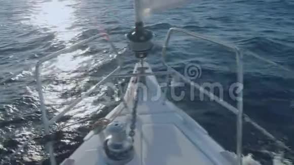 日落时海豚在游艇船头游泳的景色视频的预览图