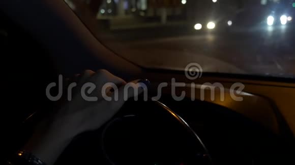 在夜晚用蓝色的灯光把汽车车轮打开视频的预览图