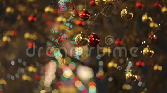 模糊的圣诞和新年装饰观许多玻璃球和灯视频的预览图