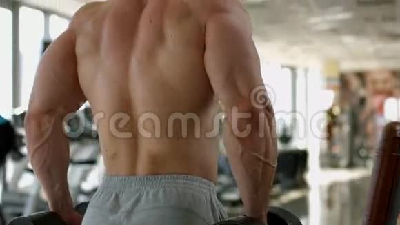 健美运动员强壮的背部视频的预览图