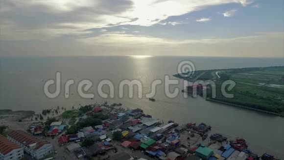 马来西亚海港无人机拍摄的美丽区域景色视频的预览图