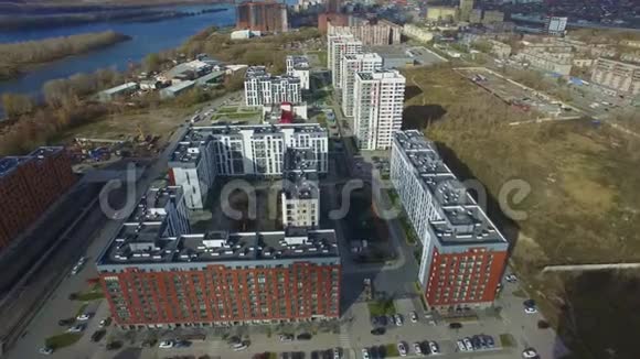 鸟瞰河边的新建筑视频的预览图
