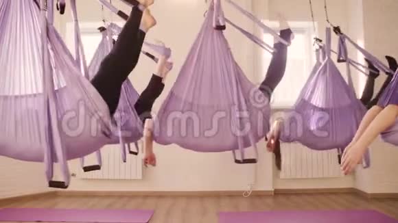 一群人在健身房做空中瑜伽视频的预览图