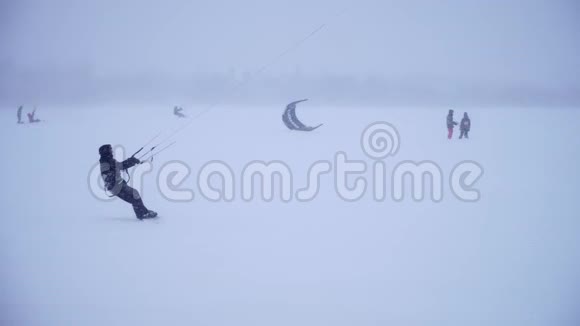 运动员们在滑雪板和雪剑上进行比赛视频的预览图