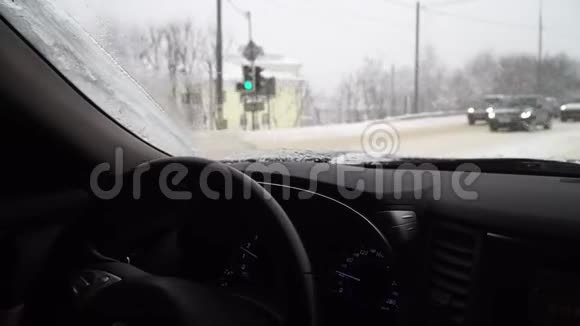 汽车沿着雪道行驶暴风雪视频的预览图