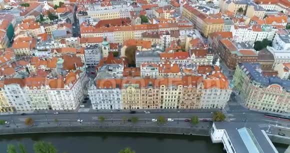 捷克共和国布拉格市建筑物和屋顶的鸟瞰图视频的预览图