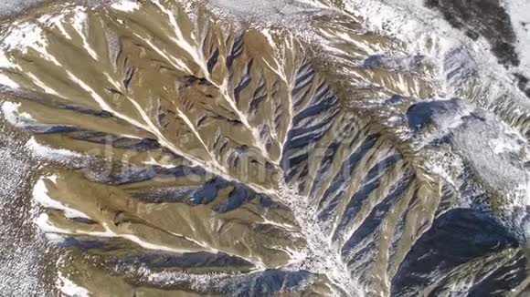美丽的安第斯山脉景色鸟瞰安第斯山脉天空和白云视频的预览图