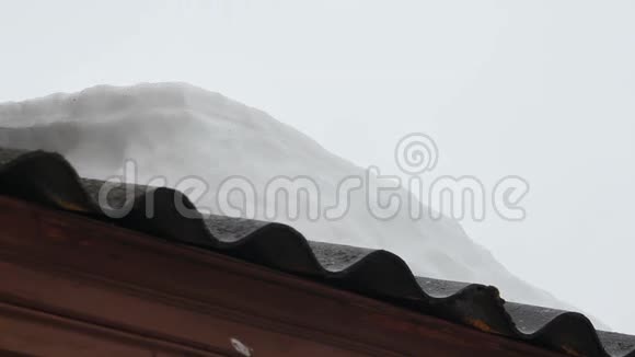 屋顶老屋上春雪融化视频的预览图