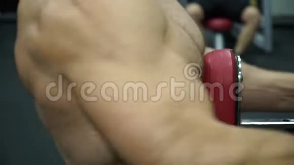 肌肉运动员在健身房摆姿势视频的预览图