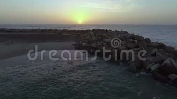 日落时大西洋的海浪拍打着石头视频的预览图