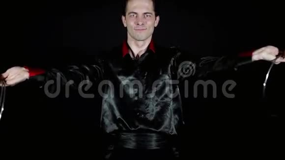 魔术师操纵黑色背景上的铁箍视频的预览图
