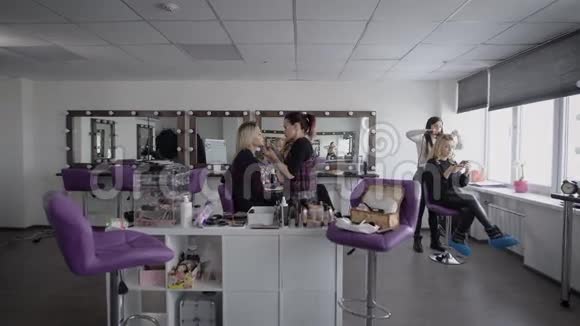 相机移动在一个宽敞的房间化妆师为他们的永久和富有的客户举办大师班视频的预览图