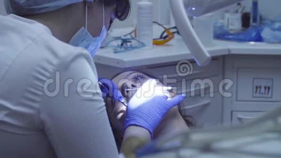 牙医向病人解释了一些事情视频的预览图